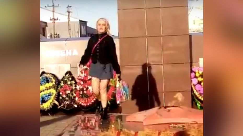 Танцы у Вечного огня в Воронежской области сняли на видео