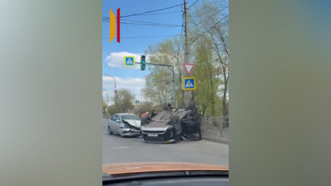 В Воронеже на улице 45-й Стрелковой Дивизии перевернулся автомобиль