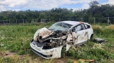 На воронежской трассе перевернулся Citroen: пострадали женщина и 14-летний мальчик