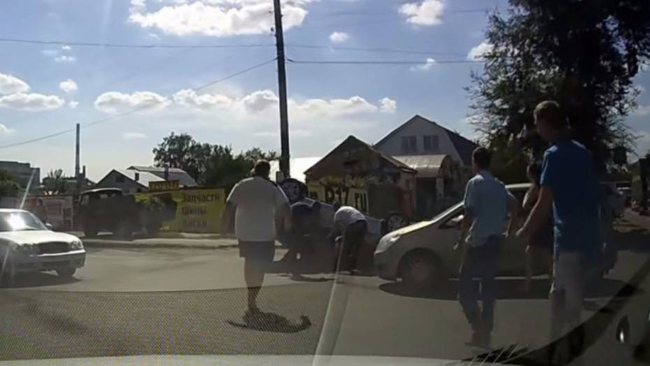 В Воронеже ДТП с перевернувшейся машиной попало на видео