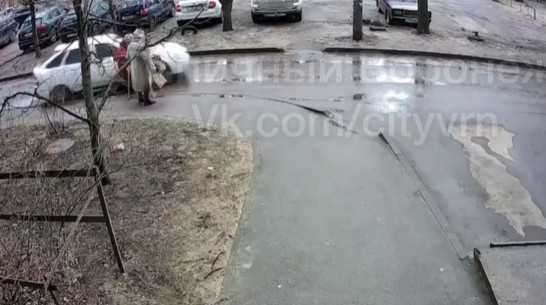Сбившая пешехода в Воронеже автомобилистка чудом не задела двух пенсионерок