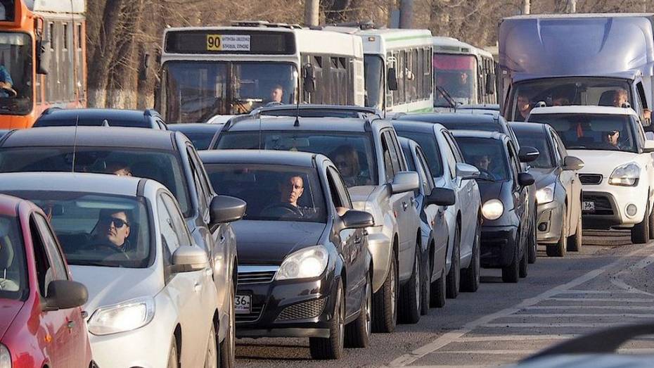Утром 14 апреля в Воронеже зафиксировали 8-балльные пробки