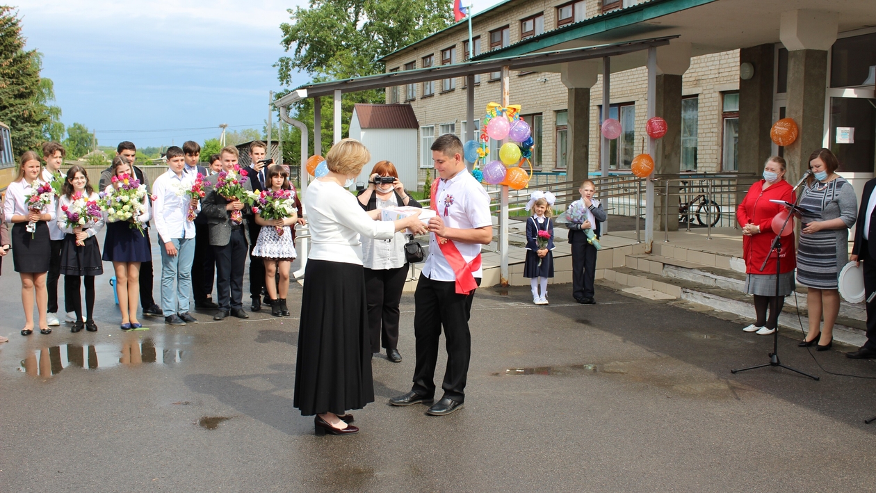 Выпуск школ 2016. Школа Платава Репьевский район. Платавская СОШ Репьевского района. Фамилии выпускников. Выпускники Репьевской средней школы 2003 год.