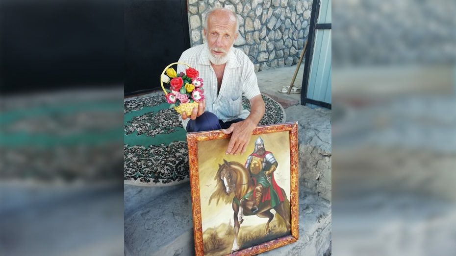Художник-самоучка из Воробьевского района написал около 200 картин и икон 