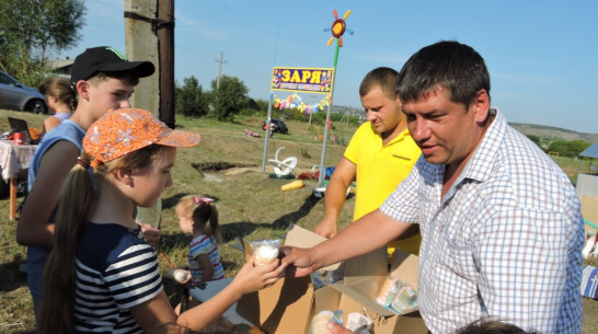 На празднике улицы в Кантемировке глава поселения угостил всех мороженым