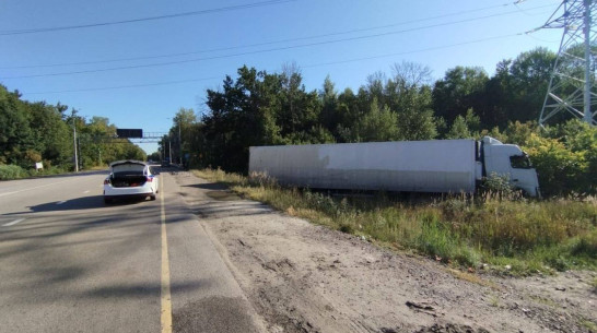 В Воронежской области фура влетела в Mercedes: погибли три человека