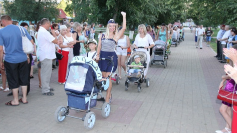 Богучарцы отметили День семьи, любви и верности парадом колясок