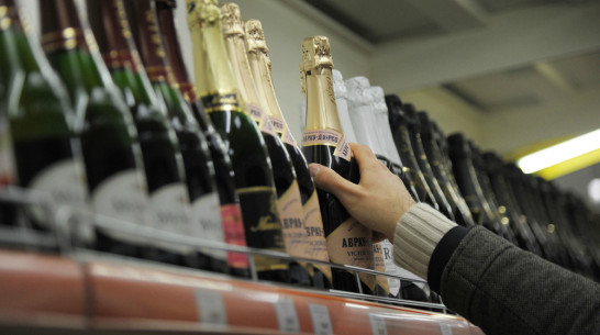 Главный санврач РФ: за 2 недели до вакцинации от ковида нужно отказаться от алкоголя