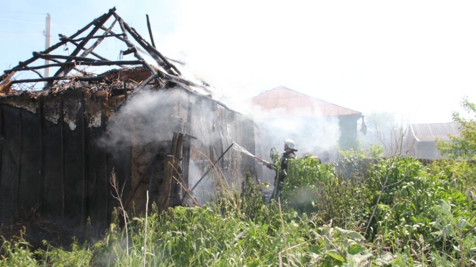 В центре Боброва сгорел нежилой дом