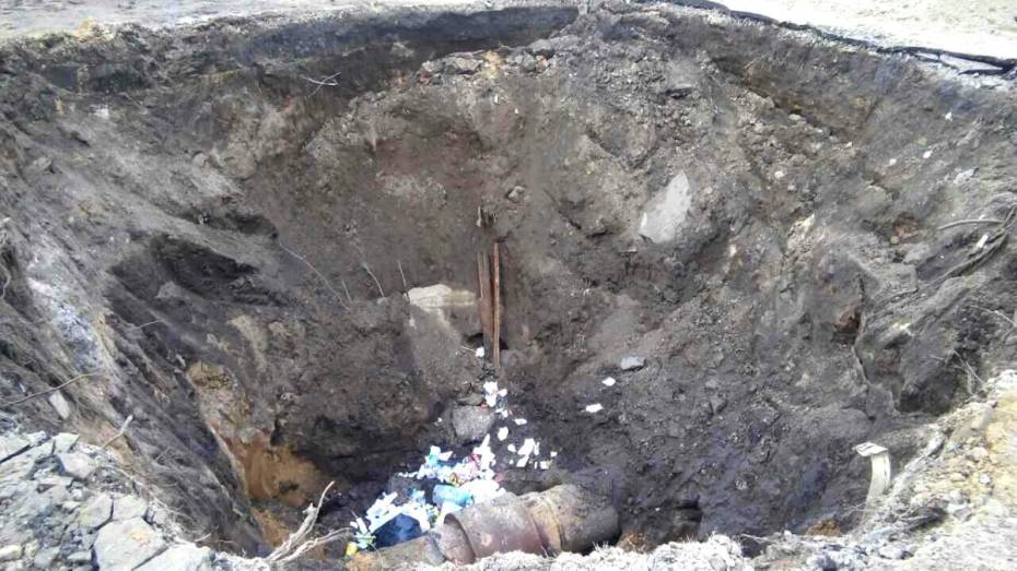 Воронежцы превратили в мусорку вырытую для устранения ЧП на трубопроводе яму