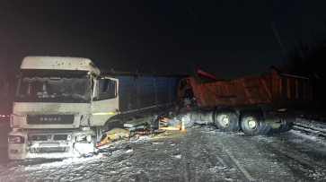 Два КамАЗа попали в страшную аварию в Воронежской области: есть пострадавший