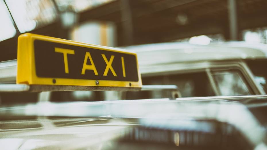 Видео: пассажира воронежского такси облили зеленкой за отказ платить 