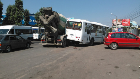 В Воронеже бетономешалка врезалась в пассажирский автобус