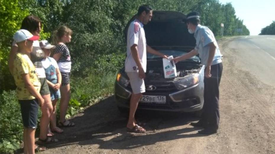 Полицейские Воронежской области спасли от жары многодетную семью 