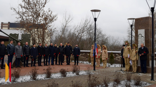 Есть на кого равняться! Под Воронежем прошел митинг памяти в День Героев Отечества
