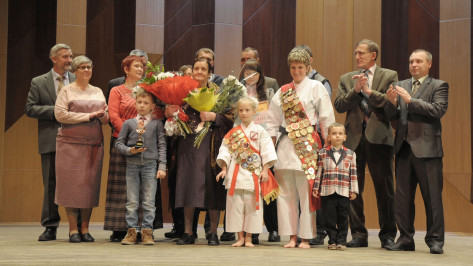 В Воронеже 15 многодетных матерей получили премию «Пьедестал почета»