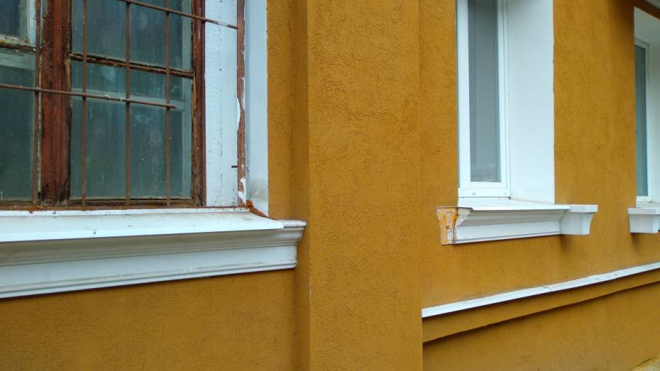 Гипсовая лепнина на фасаде «сталинки» в Воронеже осыпалась через год после ремонта