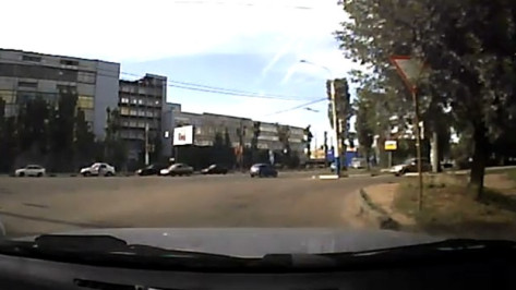 В Воронеже водитель легковушки сбил пешехода и набросился на него с кулаками (ВИДЕО)