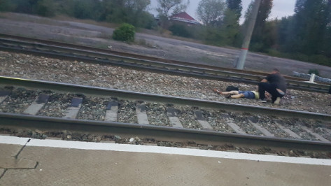 Пассажирский поезд насмерть сбил парня на станции Сомово в Воронеже