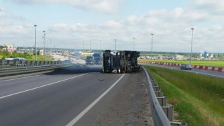 В Воронеже перевернулась фура с битумом: водитель погиб