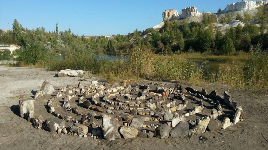 В Хохольском районе житель Воронежа построил лабиринт по древнему образцу