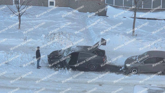 В воронежском микрорайоне Шилово утром 3 февраля сгорел автомобиль: видео