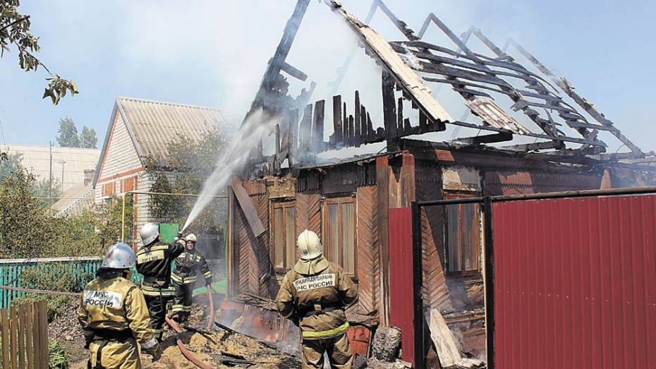 В Панинском районе сгорел жилой дом