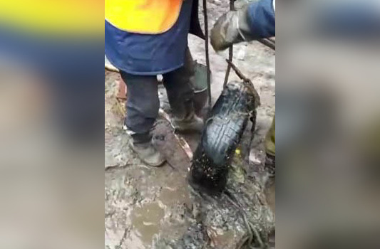 В Воронеже из канализации достали автомобильную шину