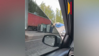 В Воронеже в результате массовой аварии перевернулась грузовая «Газель»: видео