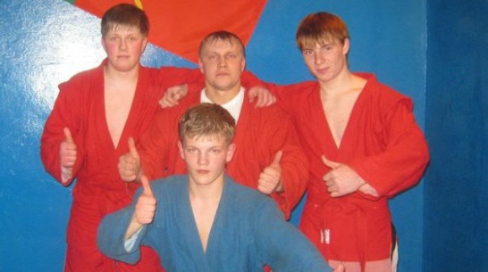 В Таловском районе глава сельского поселения учит детей гнуть руками гвозди и пишет стихи