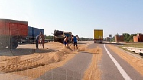 В Верхнемамонском районе трассу «Дон» засыпало зерном из поврежденного прицепа «КамАЗа»