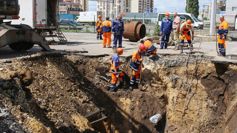 В Воронеже продолжают починку крупного водовода в Коминтерновском районе