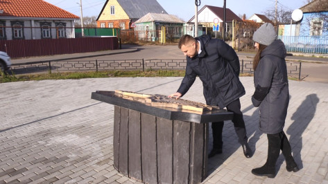 Депутат гордумы помог благоустроить сквер и установить памятный знак в воронежском Таврово