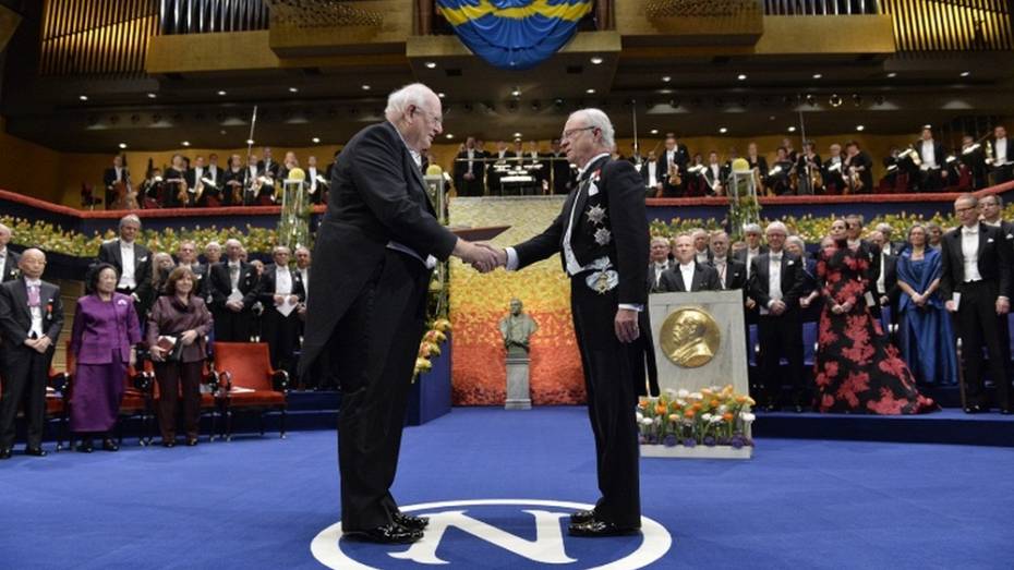 В Стокгольме вручили Нобелевские премии