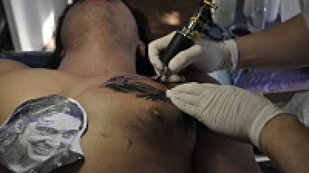 Воронежец сделал на груди татуировку с изображением покойного лидера группы «Король и Шут»
