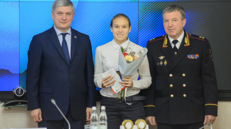 Губернатор Александр Гусев вручил воронежским школьникам первые паспорта