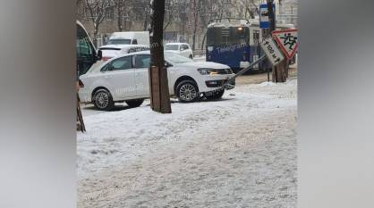 В центре Воронежа машина повисла на дорожном знаке