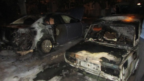 В Воронеже на улице Баррикадной сгорели сразу три автомобиля