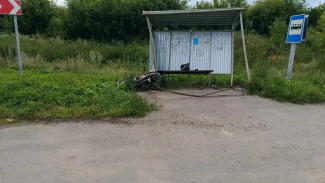 В Воронежской области мужчина на мопеде врезался в остановку и погиб