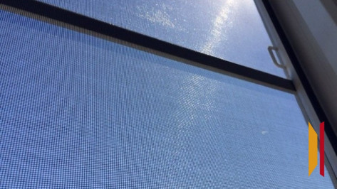 Четырехлетнюю девочку, выпавшую из окна второго этажа дома под Воронежем, выписали из больницы