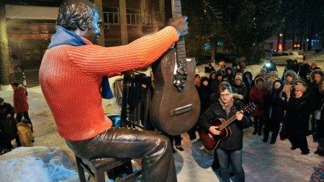 Воронежцы спели возле одетого в свитер памятника Высоцкому