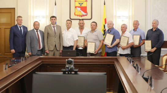 Мэр Сергей Петрин вручил почетные грамоты сотрудникам «РВК-Воронеж», устранявшим коммунальную аварию на Московском проспекте