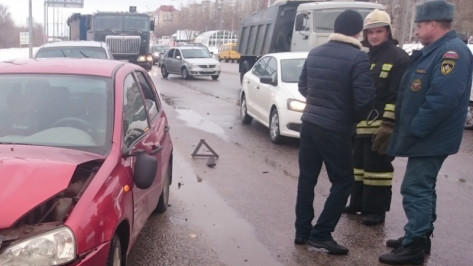 В Воронеже на Антонова-Овсеенко столкнулись 3 машины: пострадала женщина