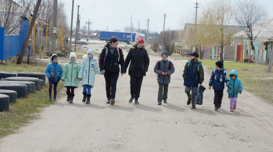 «Мама, я устала». Почему дети из воронежского хутора вынуждены ходить в школу за километры