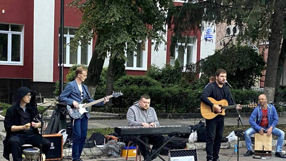 Руководитель департамента архитектуры сыграл с уличными музыкантами в центре Воронежа