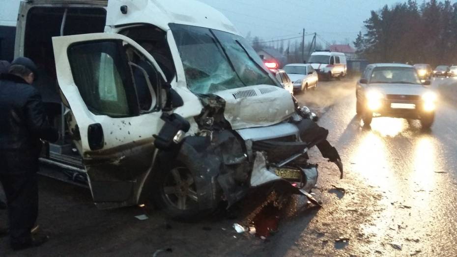 В ДТП с пассажирским «ЛиАЗом» и микроавтобусом в Воронеже пострадали 6 человек
