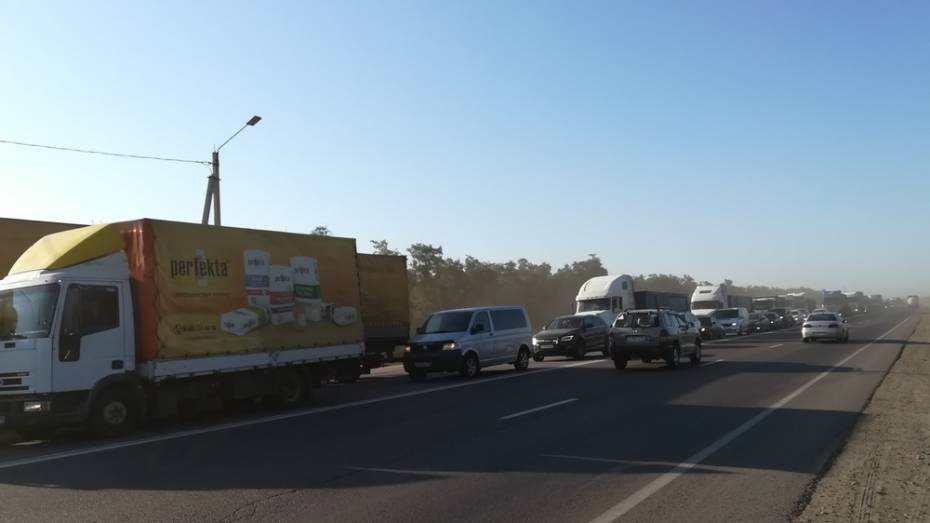 Пробка на воронежском участке трассы М-4 «Дон» в Павловске достигла 5 км