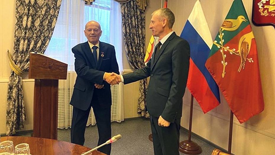 Таловчанину Анатолию Трунову вручили нагрудный знак «Благодарность от земли Таловской»