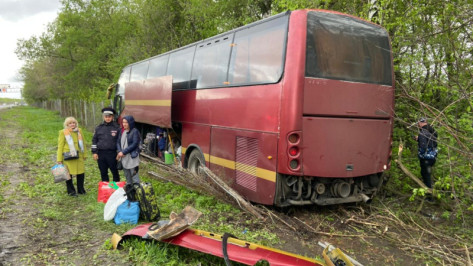 Порыв ветра сдул рейсовый автобус с трассы М-4 в Воронежской области