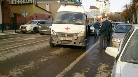 В Воронеже пьяный водитель «скорой» повредил 6 машин